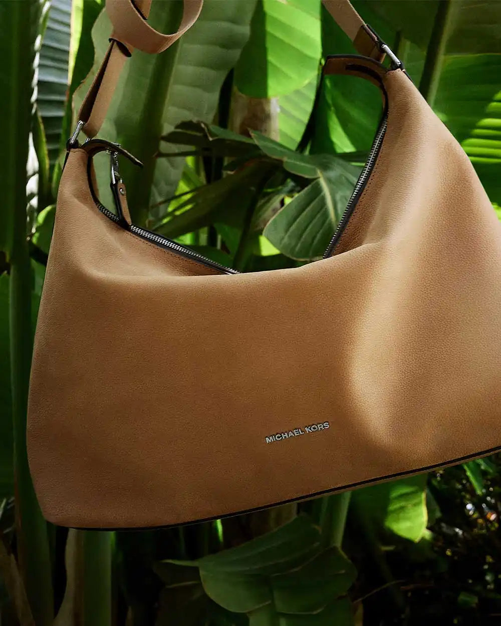 Borsa hobo in pelle beige di Michael Kors.