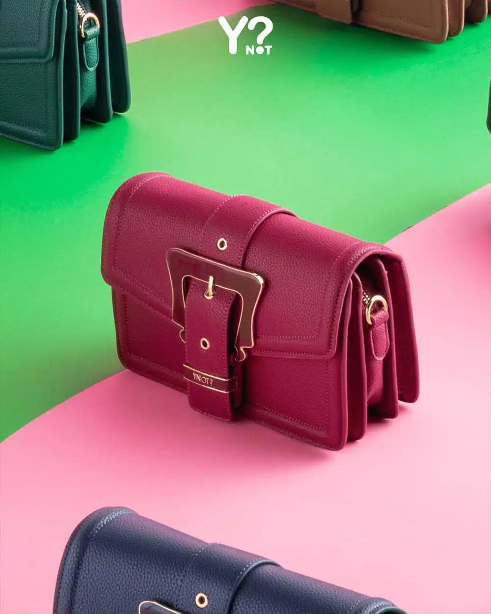 Zaino in pelle bordeaux con fibbia.