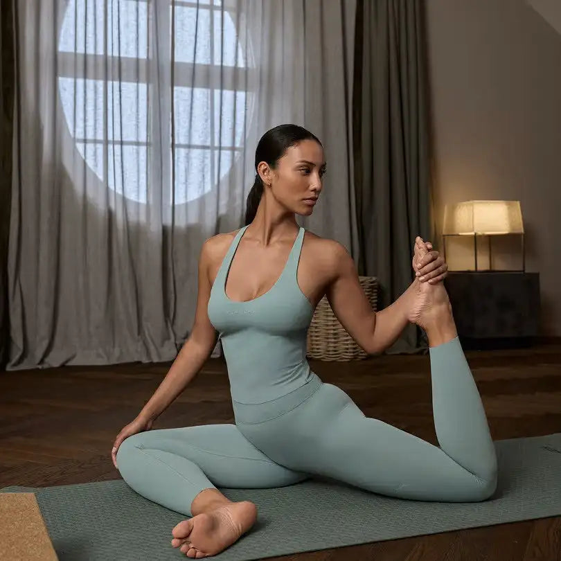 Una donna che indossa un set da yoga a due pezzi aderente di colore blu chiaro.