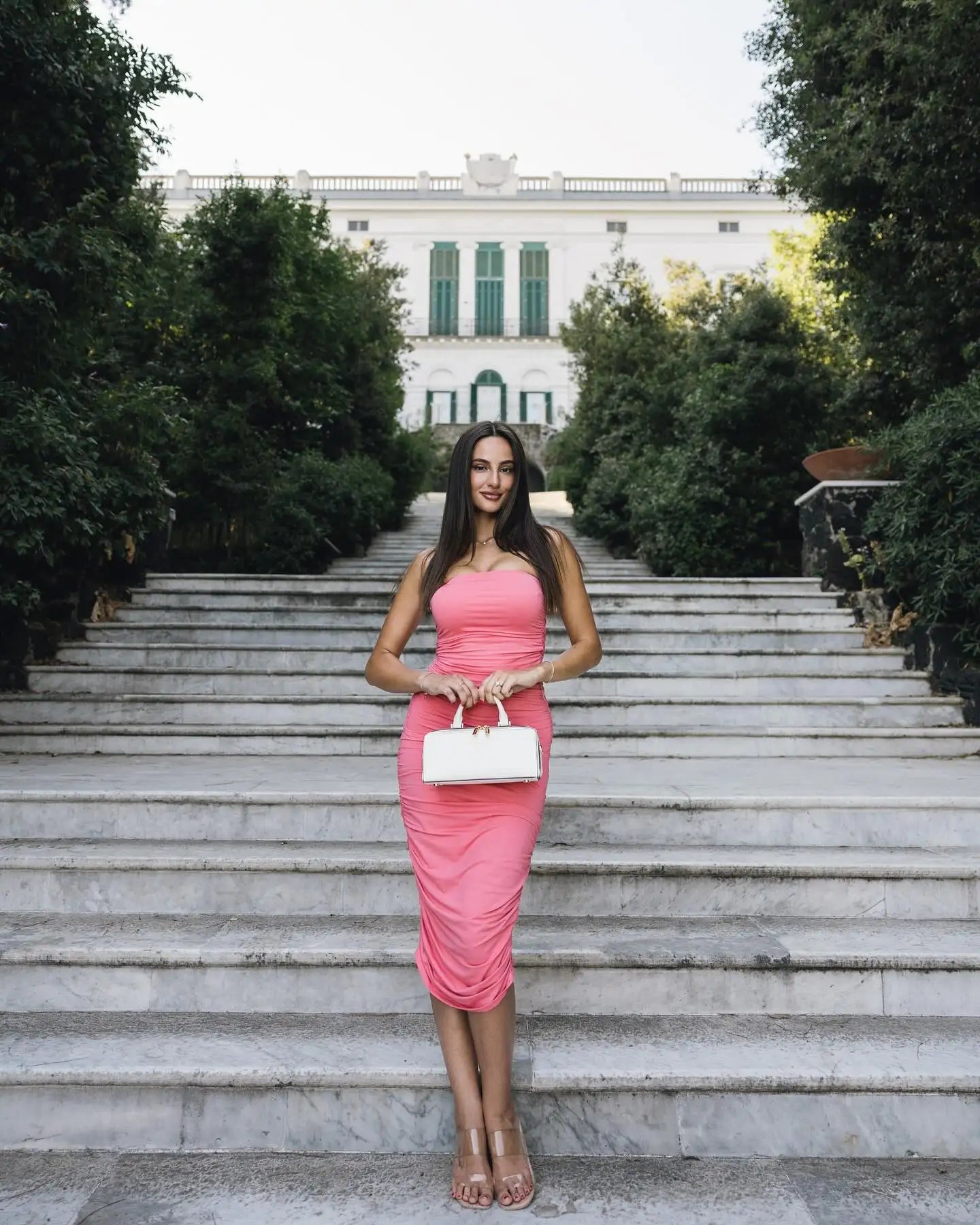 Vestito midi senza spalline con rouches rosa